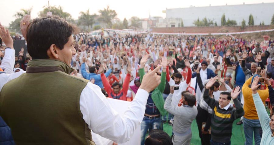 MP Deepender Hooda today addressed several election public meetings on the last day of the Municipal Corporation election campaign and appealed to the people to vote overwhelmingly in favor of Congress candidates by campaigning in favor of Congress Mayor Nikhil Madan and ward candidates.