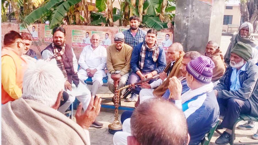 Senior BJP leader Azad Nehra discussing with farmers.