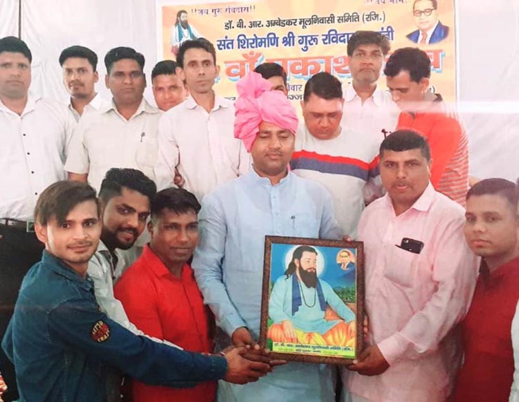 Member of Ambedkar Natives Committee honoring BJP District Vice President Nishant Choukkar.