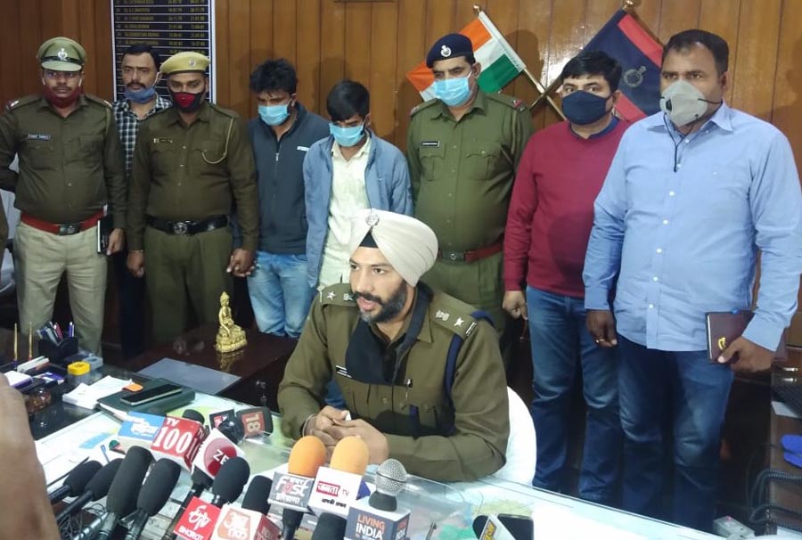 Superintendent of Police Sonipat Jashandeep Singh Randhawa while giving information to journalists and media personnel.