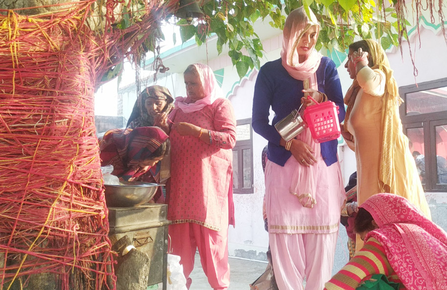 Sonepat: Thousands take bath at Satkumbha shrine on Kartik Purnima