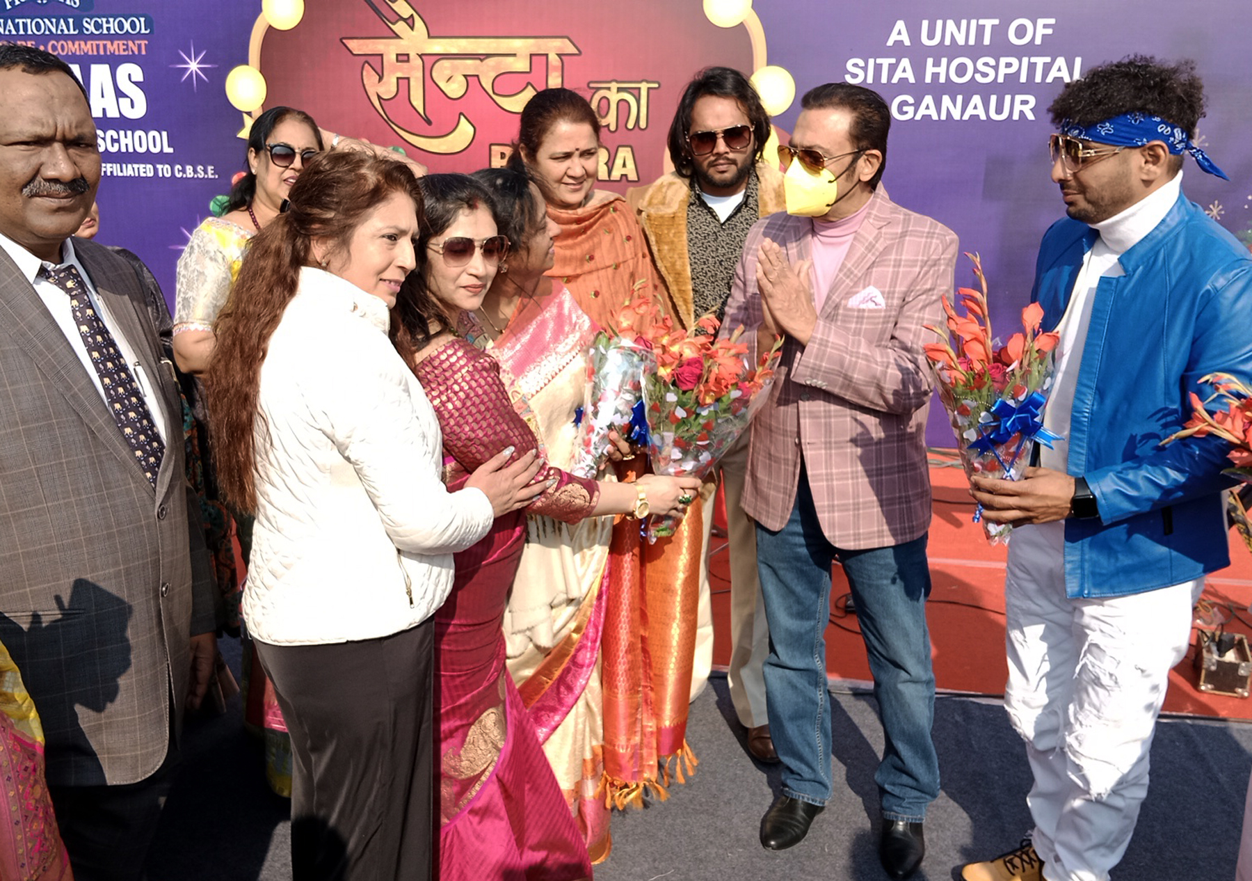 Christmas Carnival: Film actor Gulshan Grover and singer Fatehjit Singh were the center of attraction in the program