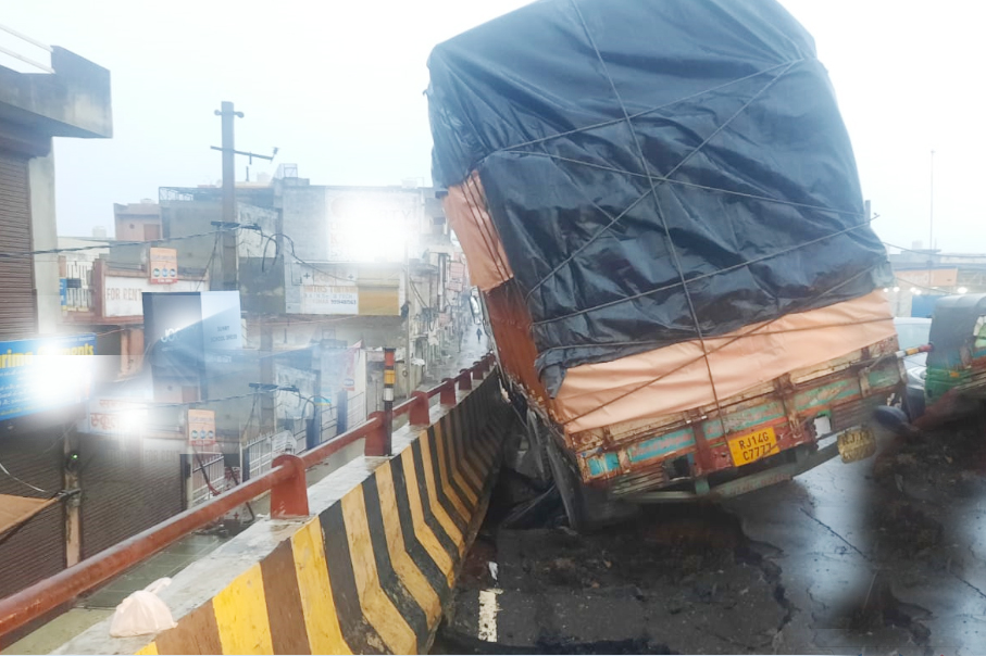 Sonipat: Railway flyover collapsed, truck stuck, fear of accident