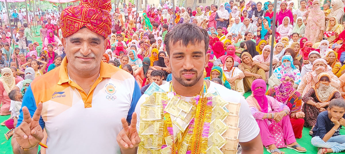 Grand welcome of wrestler Naveen Malik in village Pugathala: Amazing coincidence August 21, 21 kilometer, honor of Naveen at 21 places