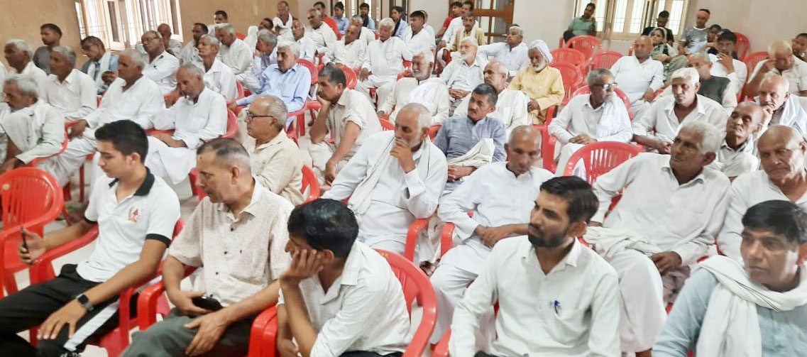 Sonipat: National President of All India Kisan Khet Mazdoor Sangathan addressing Satyavan farmers. The farmer in the second photo.