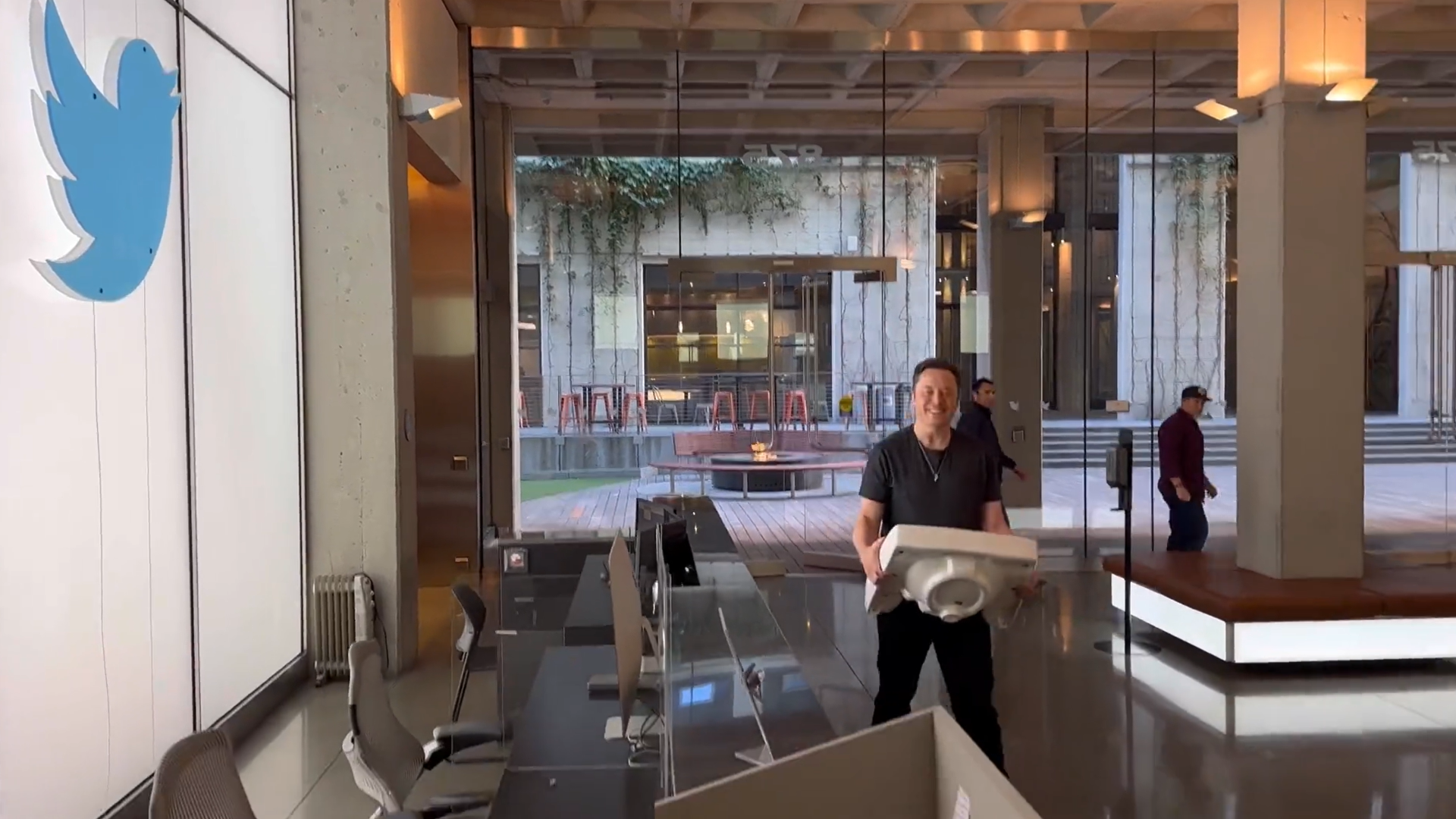 Musk arrives at Twitter HQ with sync: Changed his Twitter handle bio to 'main tweet'