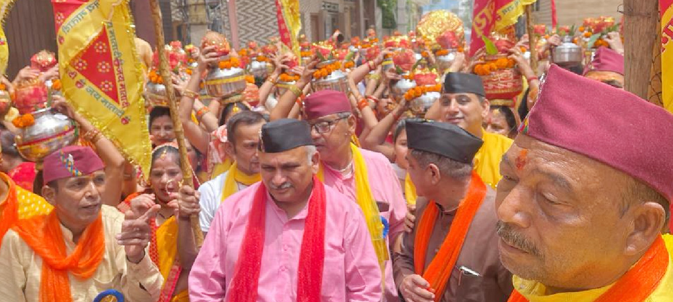 Sonipat: Kumaon Sabha and Temple Management Committee took out the Kalash Yatra for the life of the idols.