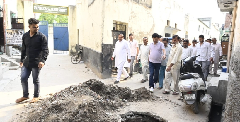 Sonipat: MLA Surendra Panwar reached New Mahavir Colony and listened to the problems of the public.