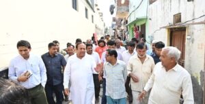 Sonipat: MLA Surendra Panwar reached New Mahavir Colony and listened to the problems of the public.