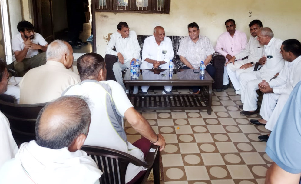 Sonepat: Shyamlal Jangra motivating the villagers for development work