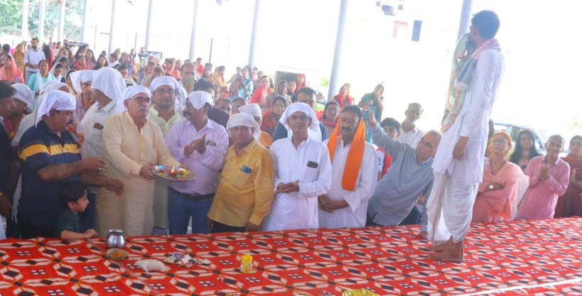 Sindhi General Panchayat's Chhappan Bhog in Govardhan: Shri Giriraj's slogan echoed with the slogan of 'Ayolal Jhulelal'; Sindhi men and women engrossed in Braj folk dance