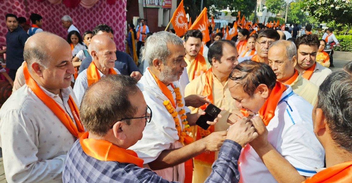 Sonipat: Arya Samaj Prabhat Pheri welcomed with flowers and garlands