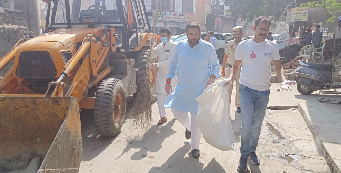 Sonipat: Corporation Commissioner gave the message of cleanliness to the people by donating labor.