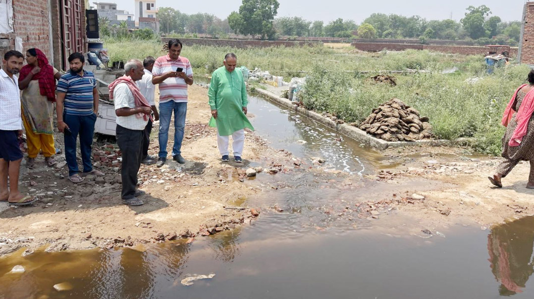 Sonipat: Bank of drain number 6 broken and dirty water filled the colonies.
