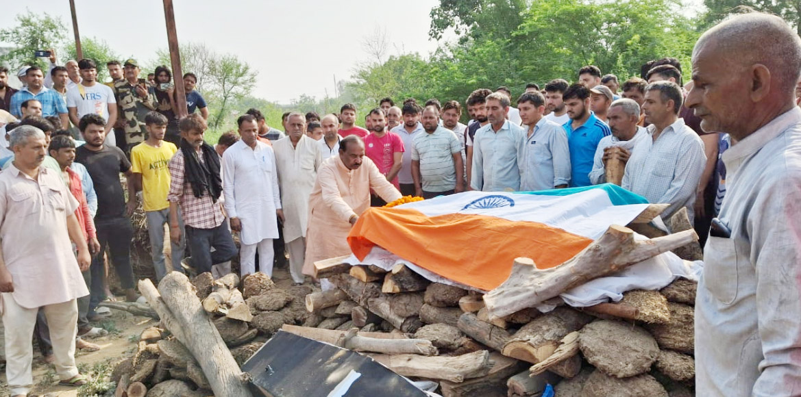 Sonipat: BSF jawan Sanjay cremated with respect