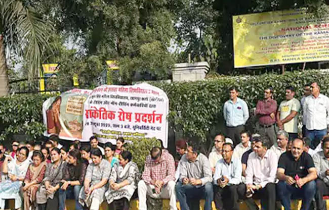 Black protest by employees, threat of strike if salary is not paid for three months