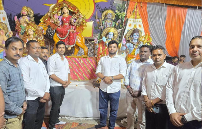 By offering prayers to the rising sun, the devotees prayed for prosperity.