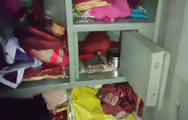 Cash and gold stolen from a locked house in Mayur Vihar