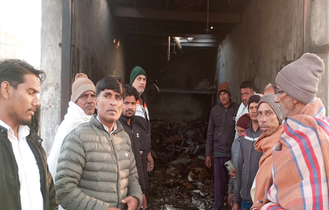 Fire in grocery shop due to short circuit, loss of lakhs