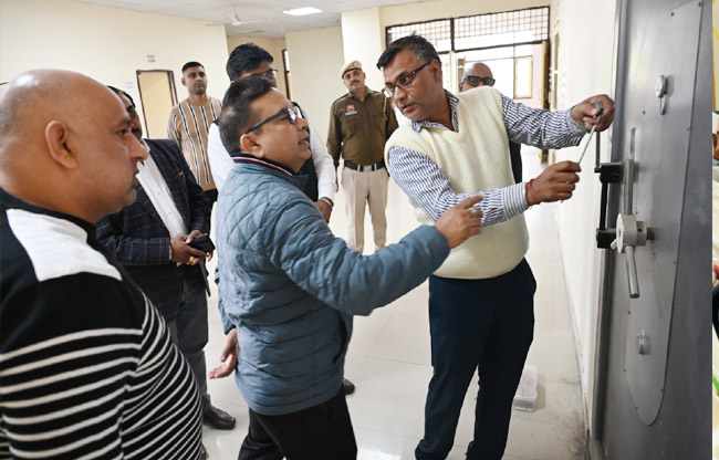 EVM-VVPAT warehouse security check, officer gives strict instructions