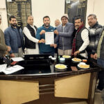 Sonipat: MLA Nikhil Madaan holds a meeting with traders on the relocation of the vegetable market.