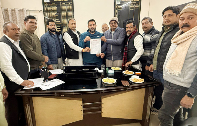 Sonipat: MLA Nikhil Madaan holds a meeting with traders on the relocation of the vegetable market.