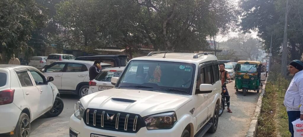 Vehicles parked on the main entrance of the Mini Secretariat will be fined.