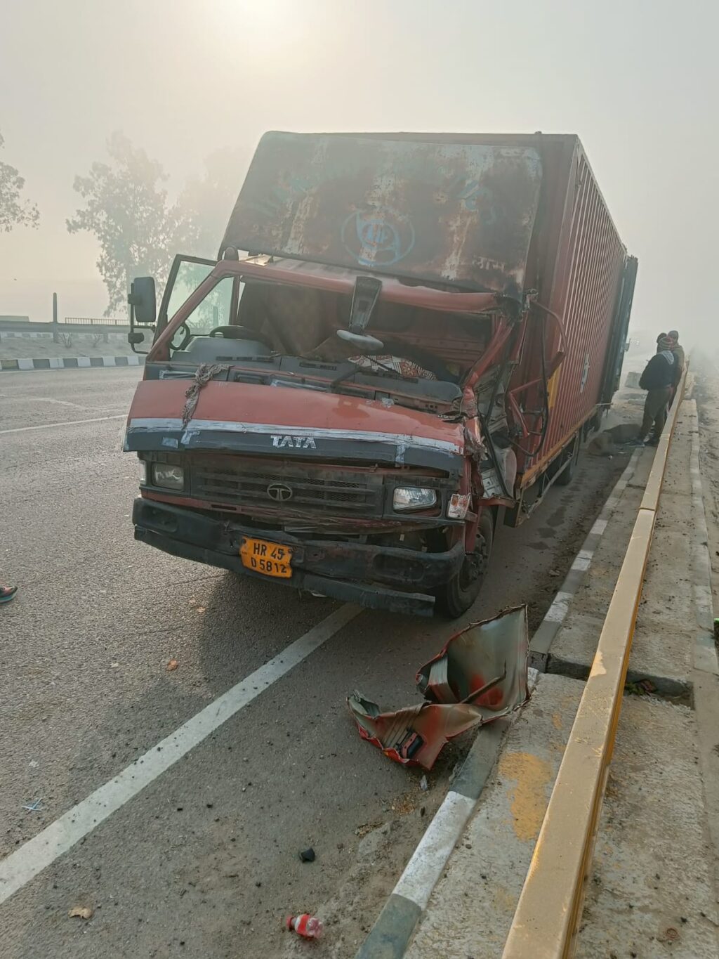 Seven vehicles collided one after the other due to dense fog.