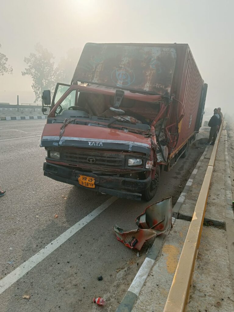 Seven vehicles collided one after the other due to dense fog.