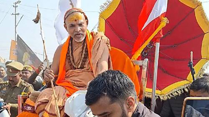 Shankaracharya Swami Avimukteshwarananda left the Magh Mela with a heavy heart and left for Kashi, saying, "I am forced to return without bathing."