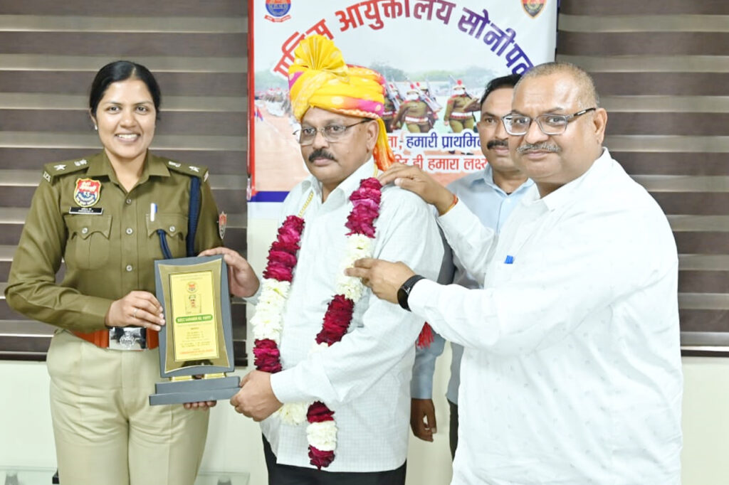 Emotional farewell ceremony for two retired employees