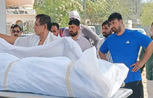 Sonepat: Two young doctors die after their bike goes out of control and hits a tree.