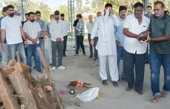 Sonepat: Two young doctors die after their bike goes out of control and hits a tree.