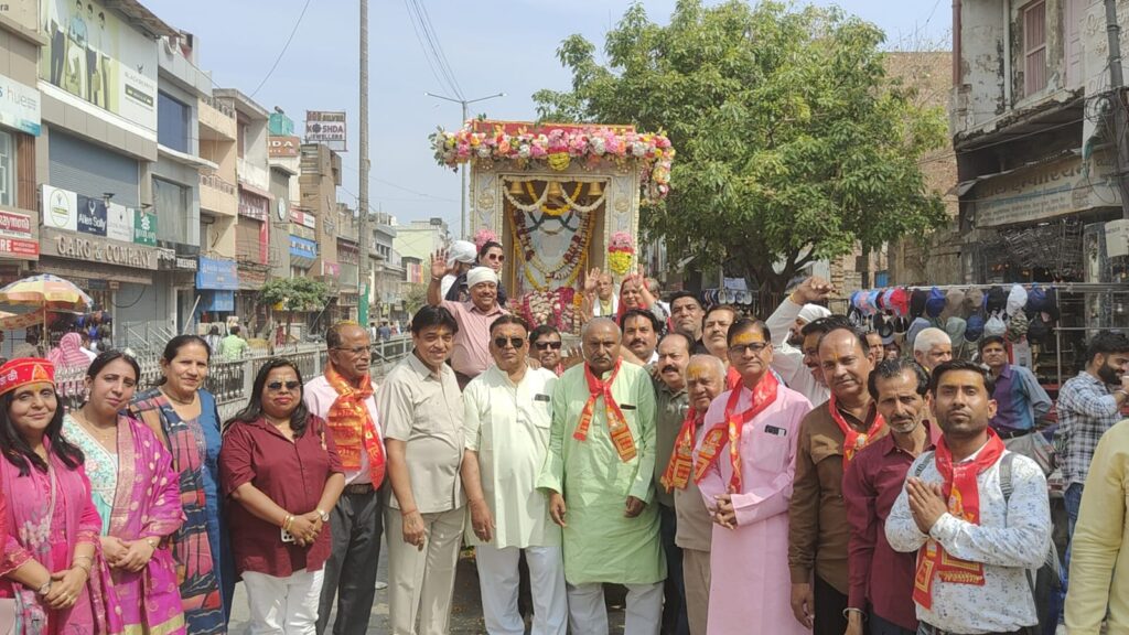 Sindhi Panchayat organised a Sankirtan Yatra on Swami Lilashah Jayanti: Cheers for Lilashah and Shahenshah echoed through the city.