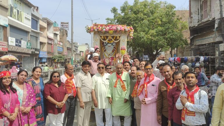 Sindhi Panchayat organised a Sankirtan Yatra on Swami Lilashah Jayanti: Cheers for Lilashah and Shahenshah echoed through the city.