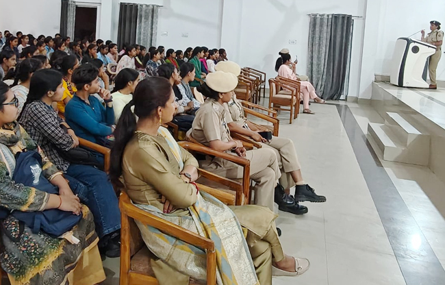 Sonepat Information about safety laws given to girl students in Gohana College