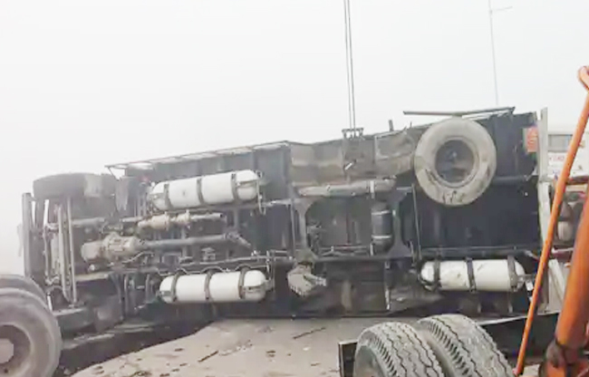 Sonipat: Truck overturns in dense fog, dozens of vehicles collide with each other