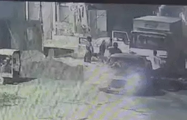 In Sonipat, a driver was beaten up in the middle of the road, the accused fled after robbing him.