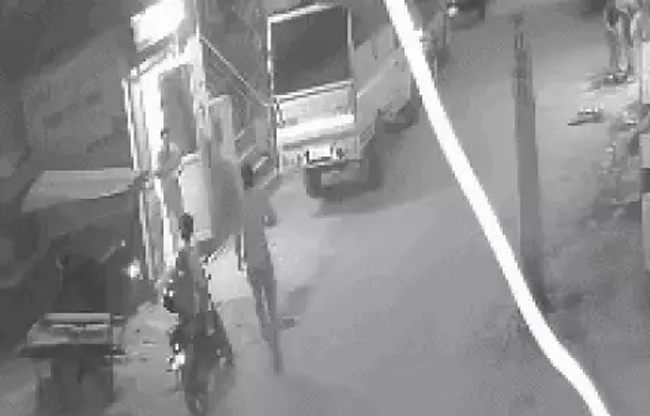 Sonipat: Shopkeeper robbed of cash and jewellery at gunpoint in a filmy style.
