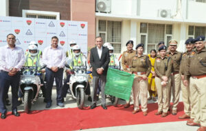 Sonepat: Suzuki company donated five motorcycles to the police.