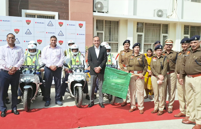 Sonepat: Suzuki company donated five motorcycles to the police.