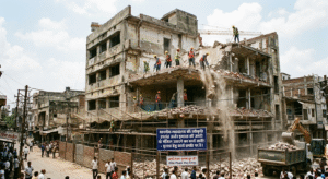 After the court's approval, the work of demolishing two floors of the dilapidated building started.