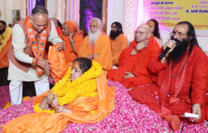 BJP mayoral candidate Rajiv Jain took blessings from saints in Sonipat.