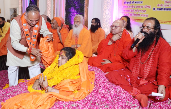 BJP mayoral candidate Rajiv Jain took blessings from saints in Sonipat.