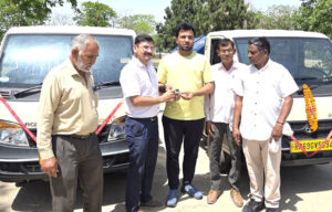 Ganaur MLA Devendra Kadian gave two new vehicles to the municipality.