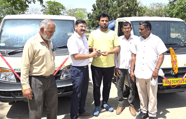 Ganaur MLA Devendra Kadian gave two new vehicles to the municipality.