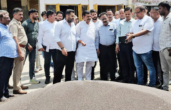 Sonepat MLA Madan gets angry after finding flaws in the road construction at the grain market.