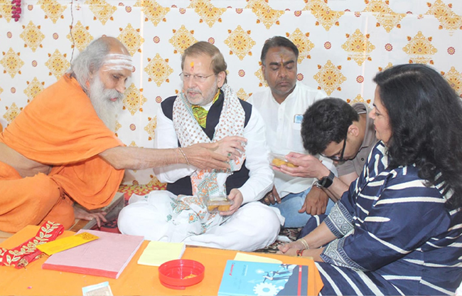 Sonipat Cabinet Minister along with his family offered sacrifice in Pushkar Mahayagna