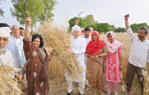 Sonipat Dr. Arvind Sharma reached Mandasa Mar farm, did Lamani with his wife