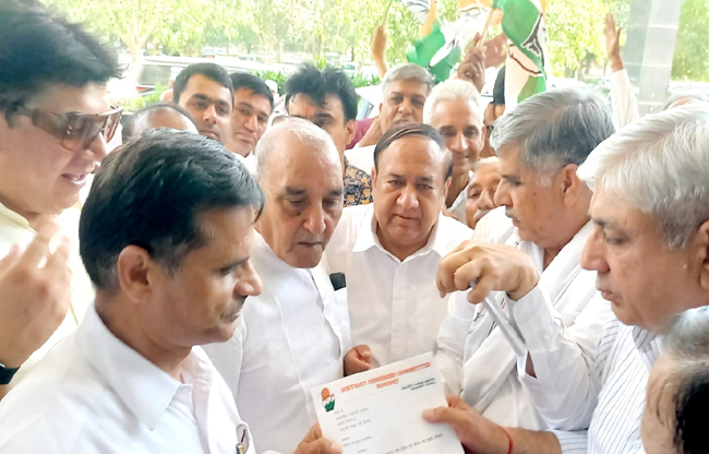 Congress staged a sit-in in Sonipat, demonstrated against inflation and NEET, submitted a memorandum to the President.